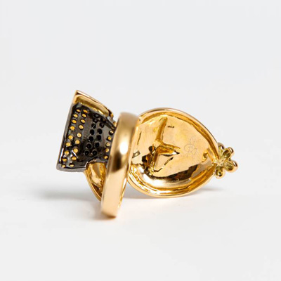 Best Friends Bunny, a combination of Glossy Gold and Matt, with Black Diamonds and Citrine
18ct gold 0.44 black Diamond + 0.25 Citrine